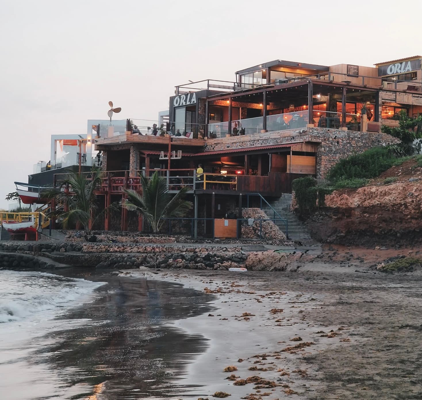Dinner Along the Praia Waterfront: How to Build a Better Food-Focused Evening
